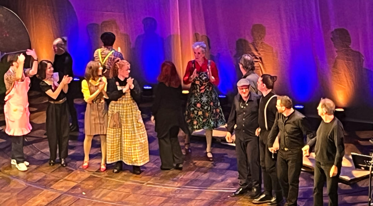 Verbeugungen vieler der Mitwirkenden nach dem langanhaltenden Schluss-Applaus