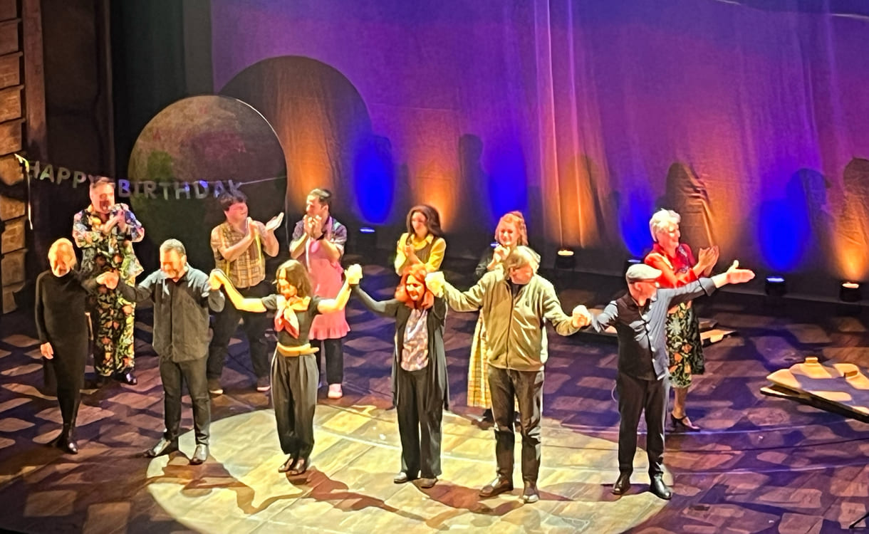 Verbeugungen vieler der Mitwirkenden nach dem langanhaltenden Schluss-Applaus