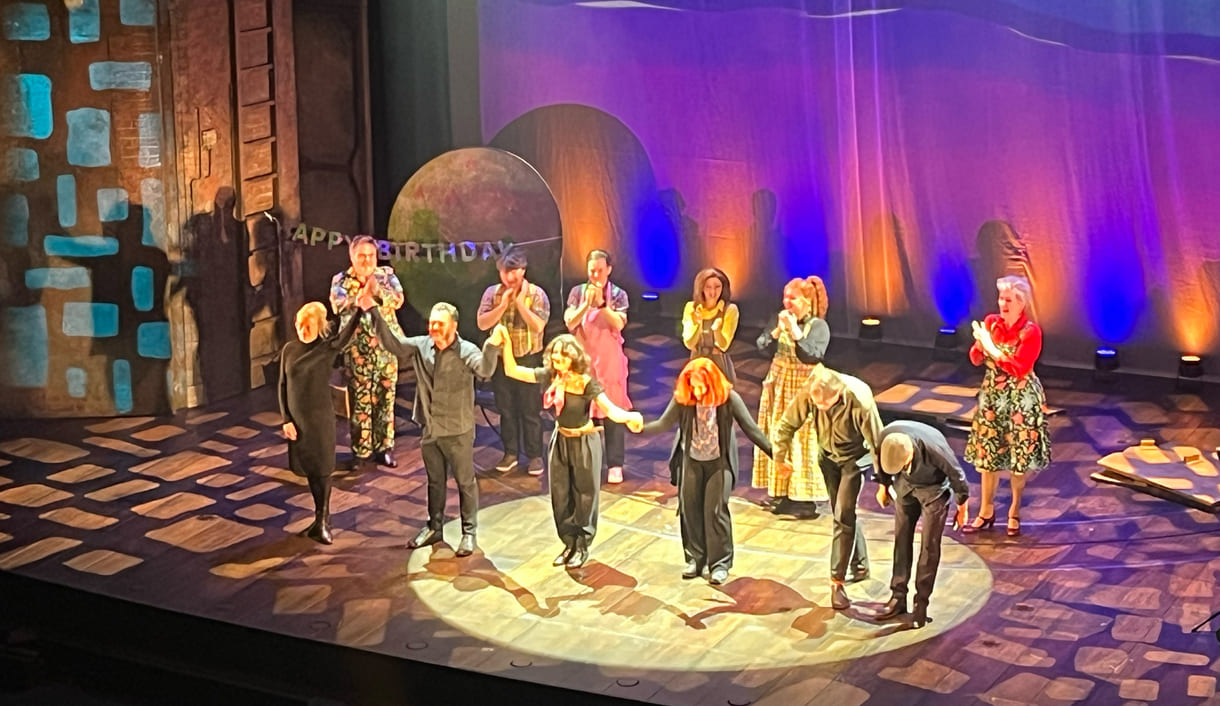 Verbeugungen vieler der Mitwirkenden nach dem langanhaltenden Schluss-Applaus