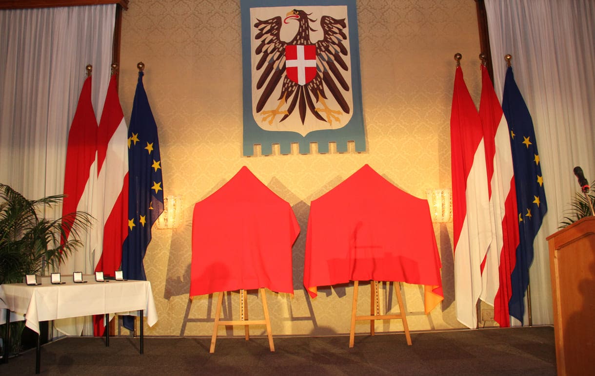 Noch sind die beiden Hauptpreis-Bilder verhüllt