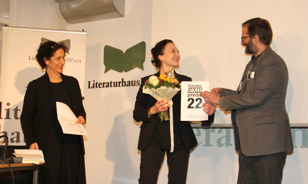 Preisverleihung an David Hoffmann - mit Moderatorin Jessica Beer und Barbara Zwiefelhofer vom Literaturhaus Wien
