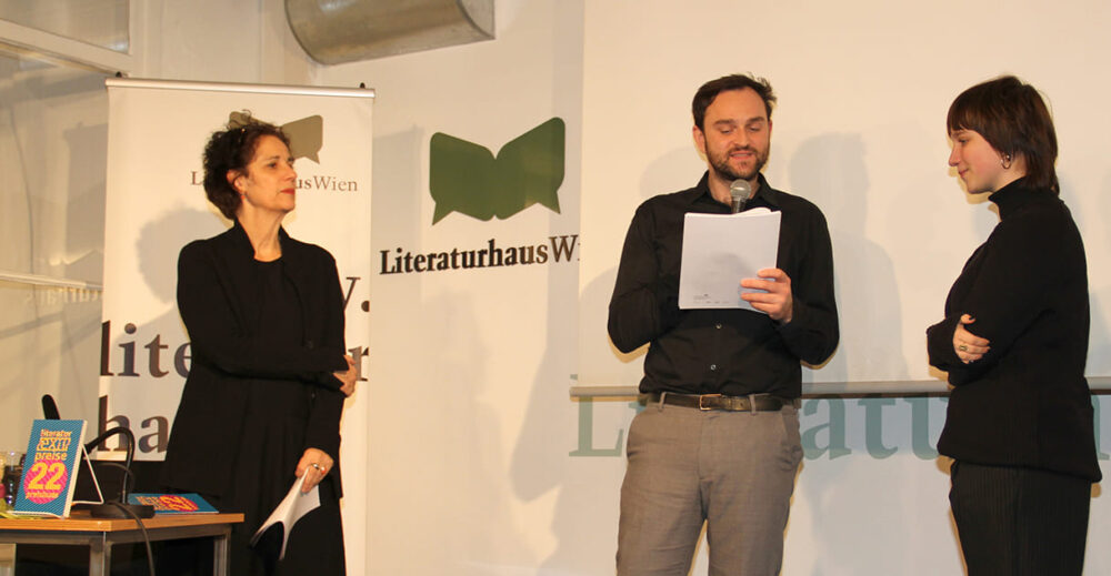Preisverleihung an Jun Kathan - mit Jurior Thomas Perle und Moderatorin Jessica Beer