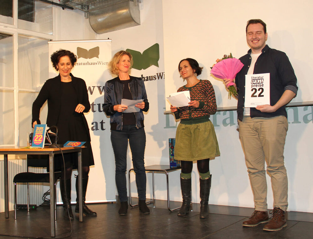 Preisverleihung an Kenan Kokić - mit Moderatorin Jessica Beer, Julia Danielczyk (Stadt Wien), Jurorin Katja Gasser