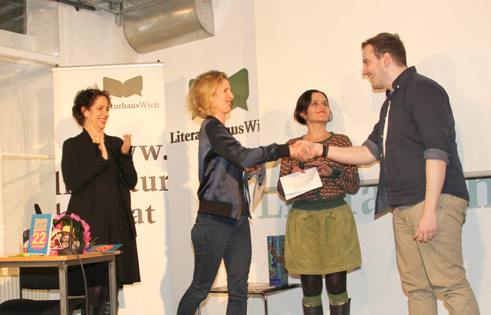 Preisverleihung an Kenan Kokić - mit Moderatorin Jessica Beer, Julia Danielczyk (Stadt Wien), Jurorin Katja Gasser