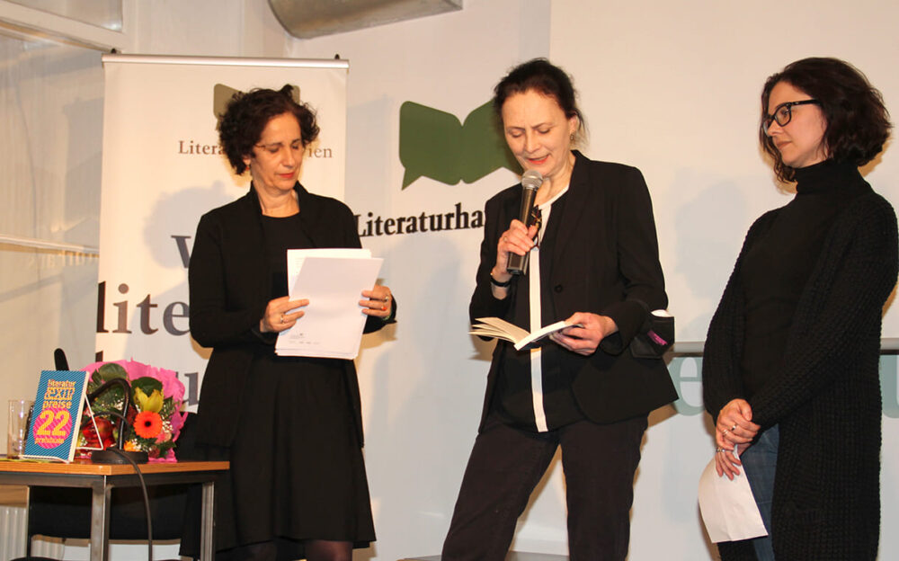 Stellvertretend für die preisträgerin Sibylle Reuter nahm Nicole Scheiber, eine Freundin der Autorin, den Preis entgegen - mit Moderatorin jessica Beer und Barbara Zwiefelhofer vom Literaturhaus Wien