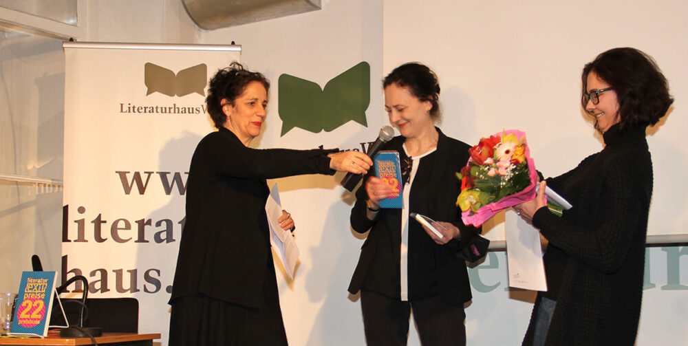 Stellvertretend für die Preisträgerin Sibylle Reuter nahm Nicole Scheiber, eine Freundin der Autorin, den Preis entgegen - mit Moderatorin jessica Beer und Barbara Zwiefelhofer vom Literaturhaus Wien