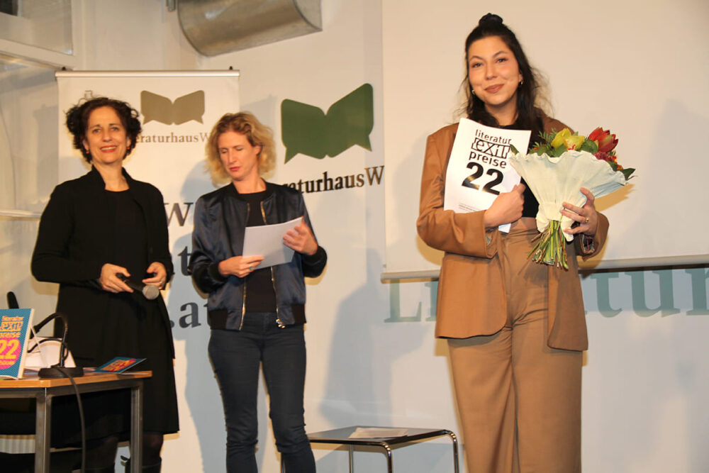 Preisverleihung an Sabrina Myriam Mohamed - mit Moderatorin Jessica Beer und Stadt-Wien-Vertreterin Julia Danielczyk