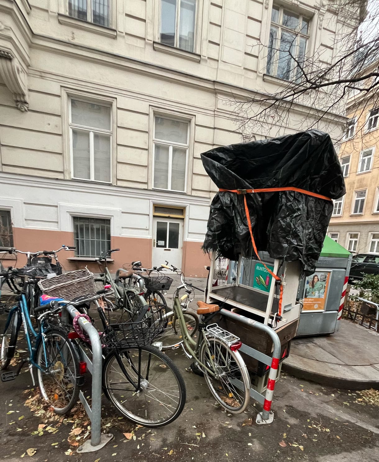 Der geparkte, verpackte Punschstand bei den Fahrrädern