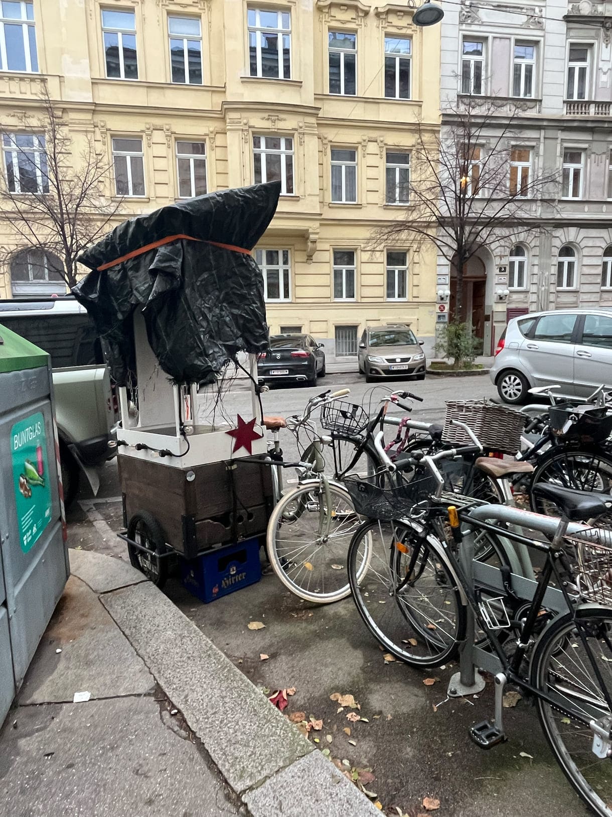 Der geparkte, verpackte Punschstand bei den Fahrrädern