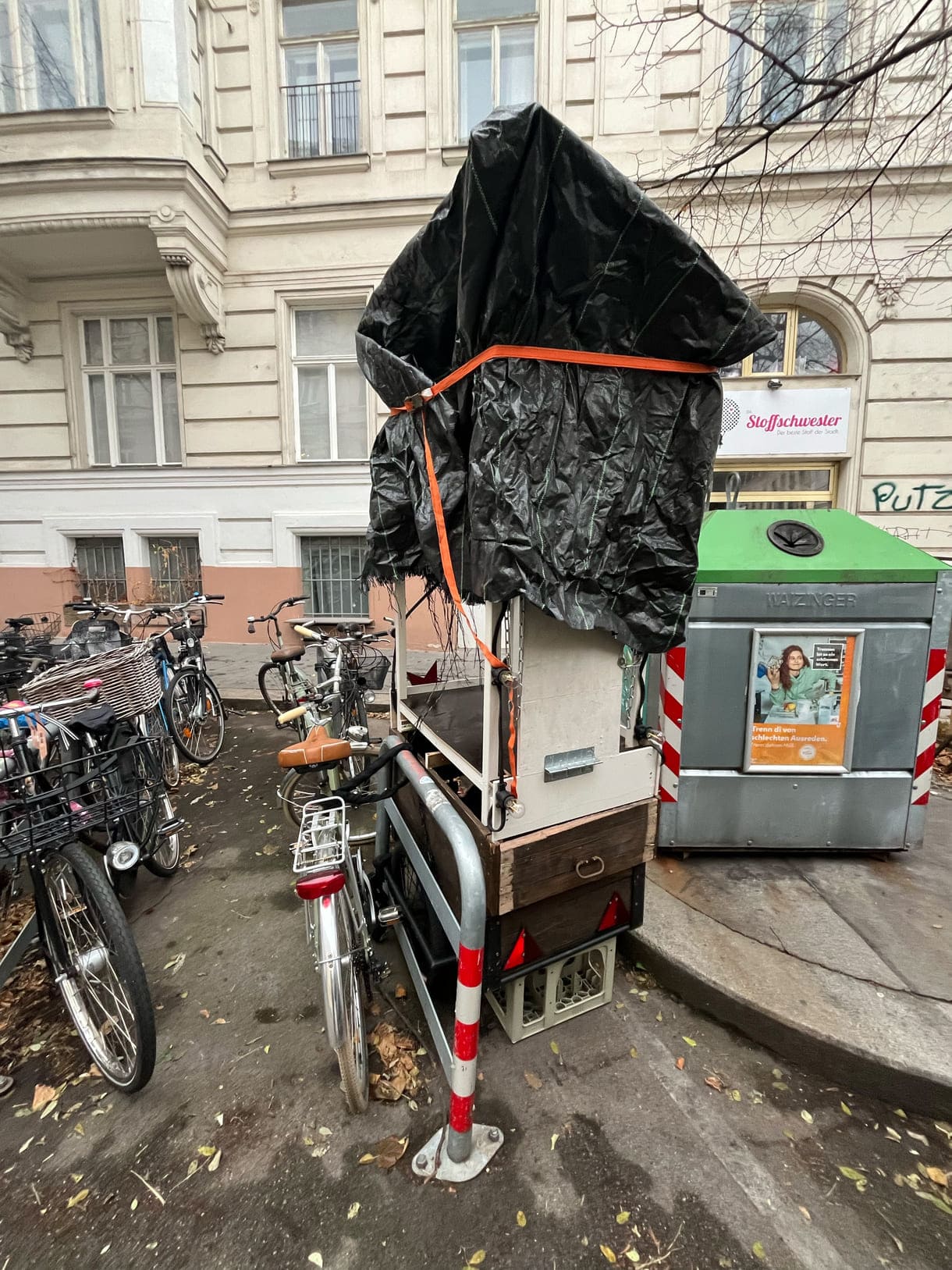 Der geparkte, verpackte Punschstand bei den Fahrrädern