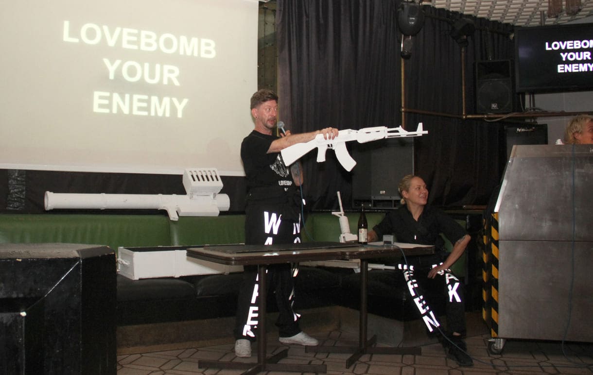 Show-mäßige Versteigerung einiger der Kartonwaffen