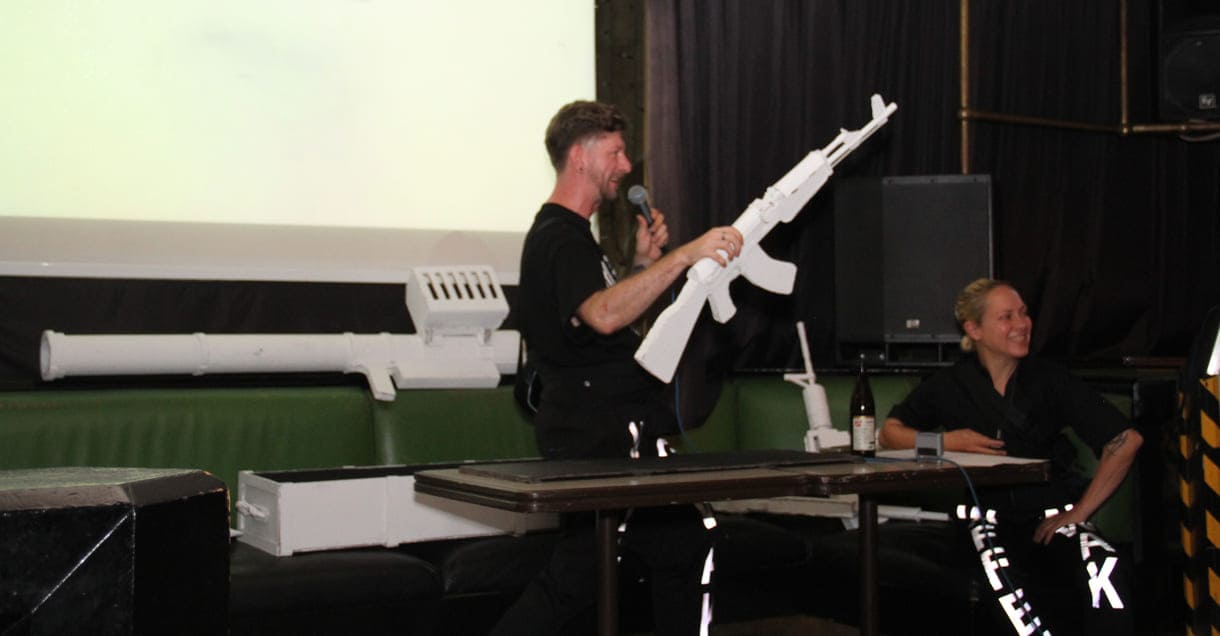 Show-mäßige Versteigerung einiger der Kartonwaffen