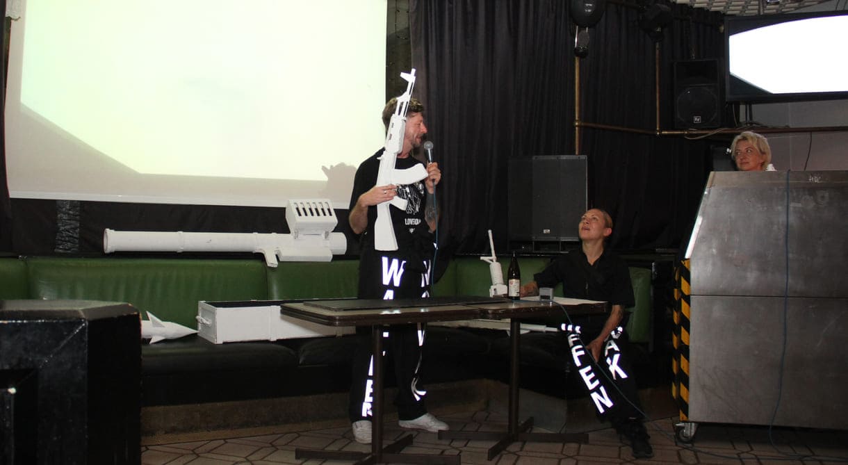 Show-mäßige Versteigerung einiger der Kartonwaffen