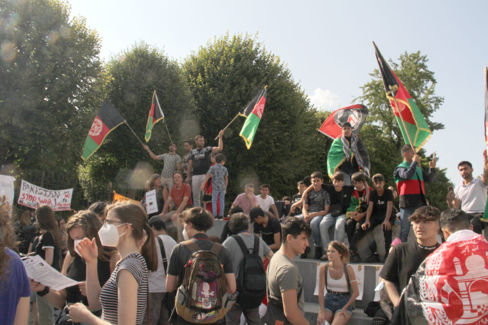 Viele Menschen mit Plakaten, Transparenten und vielen Afghanistan-Flaggen bei der Kundgebung am Wiener Ballhausplatz