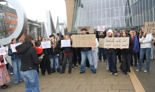 Vielfältige handgeschriebene Plakate brachten die Schüler:innen zur Aktion mit