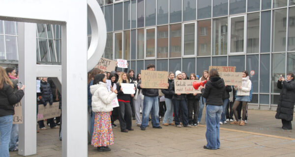 Vielfältige handgeschriebene Plakate brachten die Schüler:innen zur Aktion mit