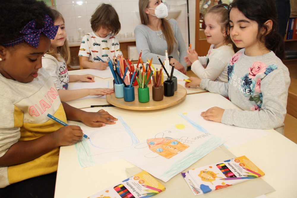 Kinder zeichnen und zeigen Zeichnungen