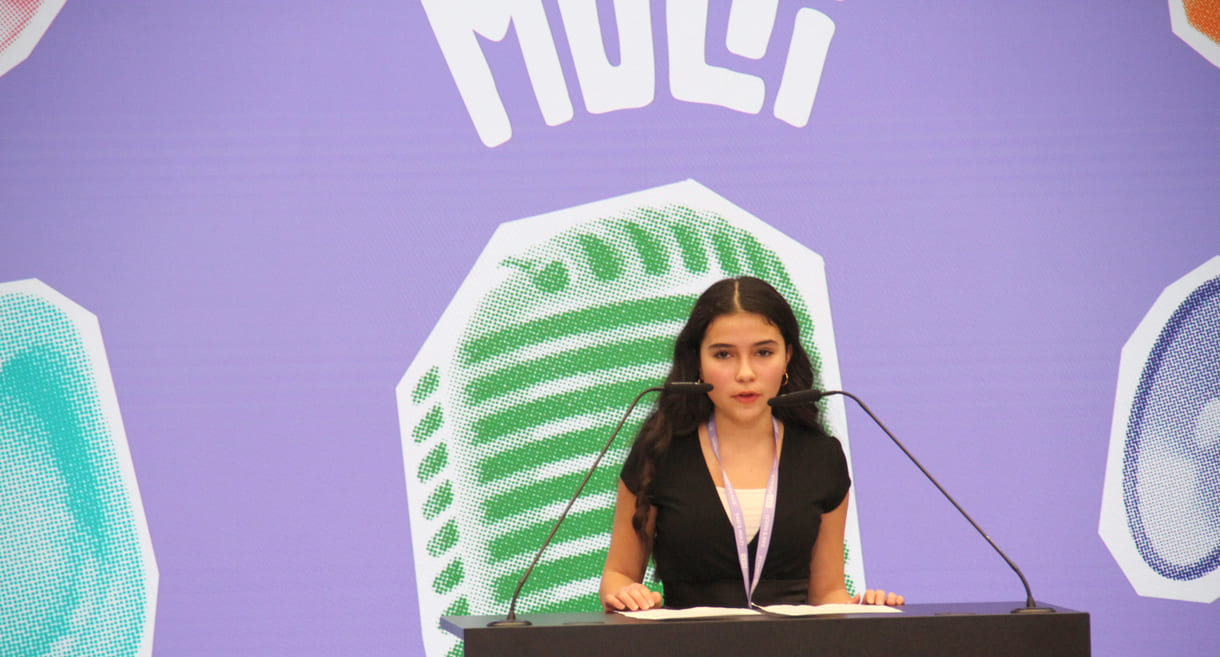 Victoria Peña (AHS Wien West) hielt ihre Rede auf Spanisch und Deutsch