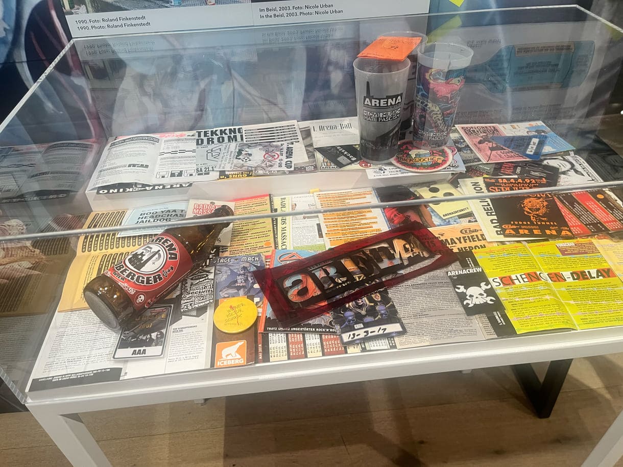 Vitrine unter anderem mit einer Flasche Erdbeer-Bier