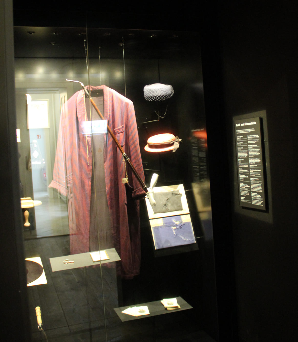 Vitrine mit Originalgegenständen von bekannten Schriftsteller:innen
