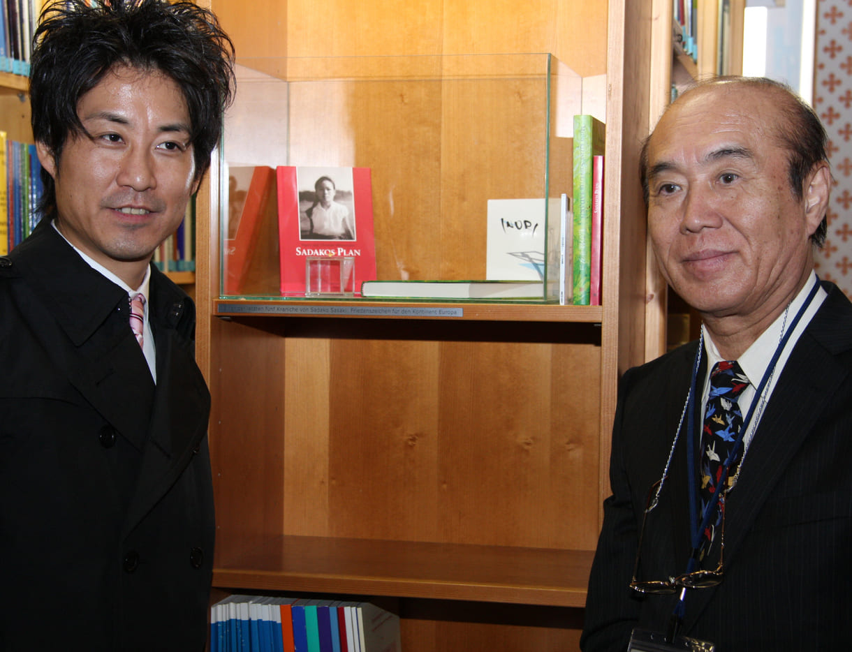 Yuji und Masahiro Sasake bei der Übergabe von kranichen aus den Händen Sadakos sowie dem Gedichtband und der CD mit vertonten Gedichten in der Bibliothek der Friedensburg Schlaining im Oktober 2009