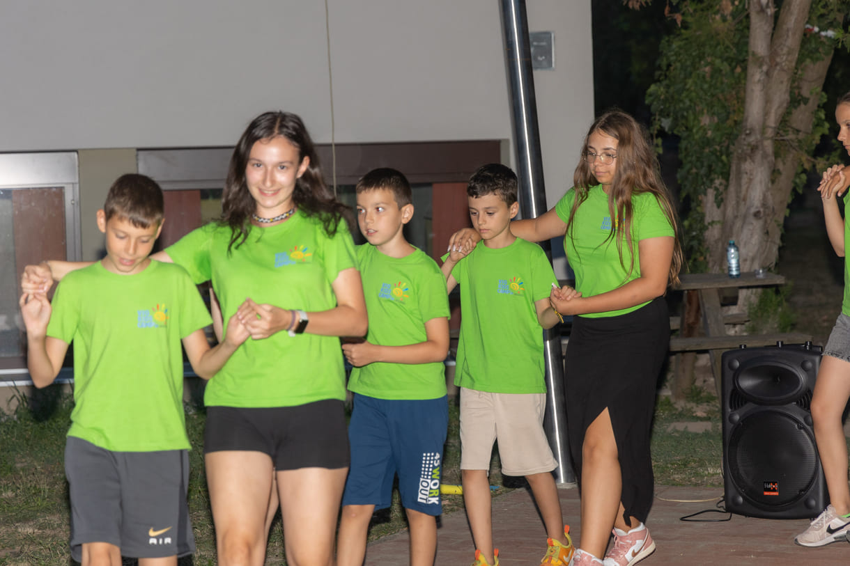 Camp-Kids zeigten u.a. Volkstänze aus ihren Heimatländern - und luden andere ein, mitzutanzen