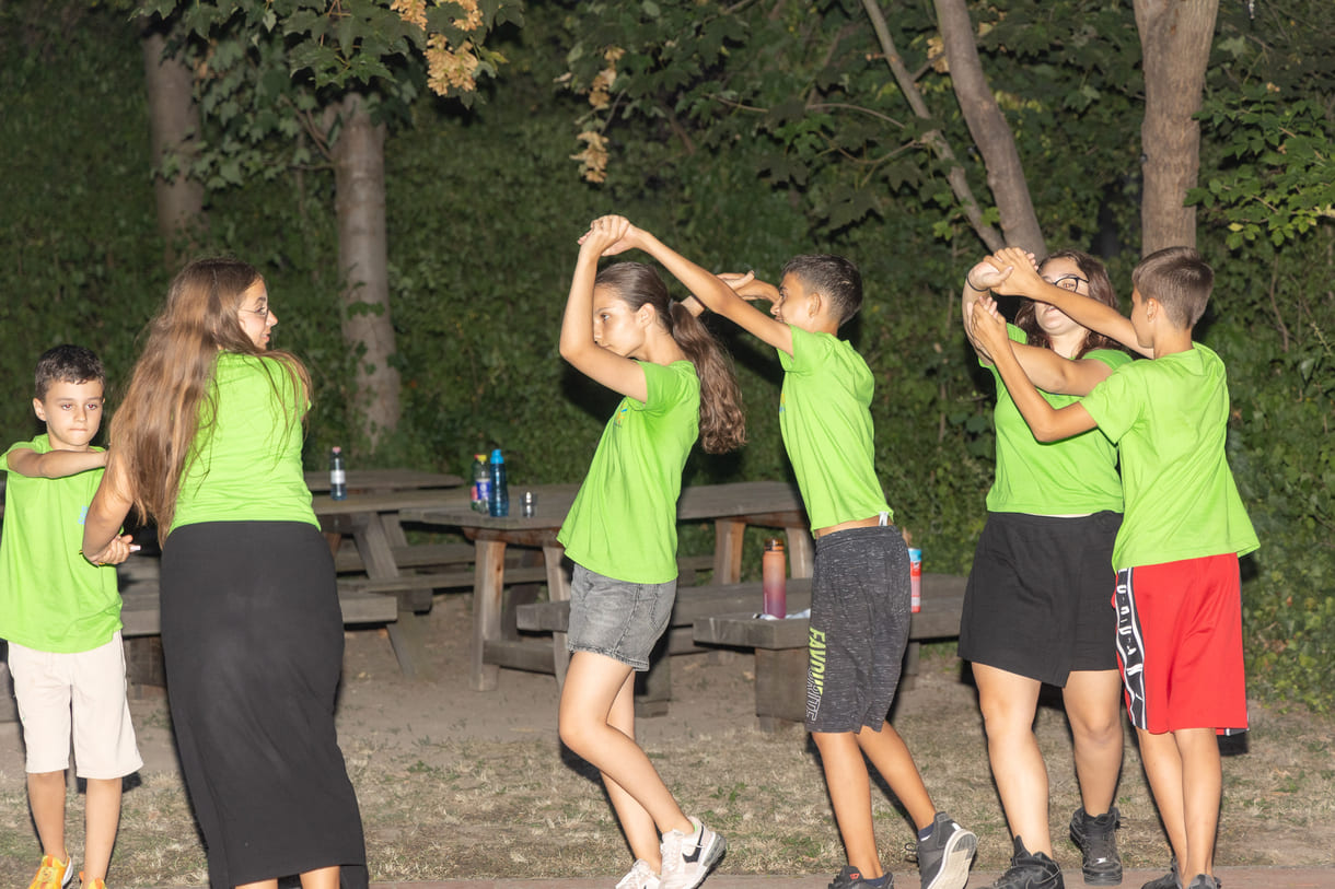 Camp-Kids zeigten u.a. Volkstänze aus ihren Heimatländern - und luden andere ein, mitzutanzen