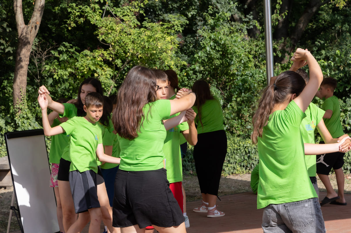 Camp-Kids zeigten u.a. Volkstänze aus ihren Heimatländern - und luden andere ein, mitzutanzen