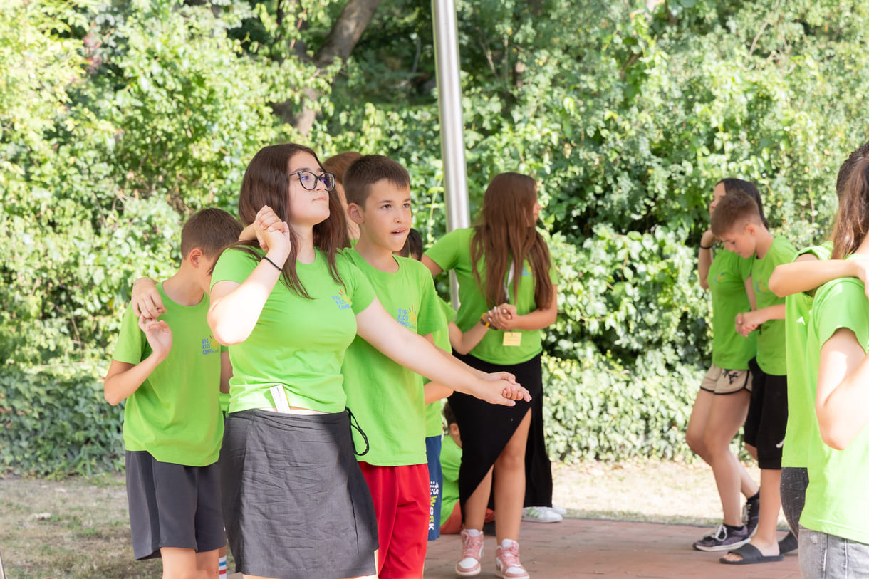 Camp-Kids zeigten u.a. Volkstänze aus ihren Heimatländern - und luden andere ein, mitzutanzen