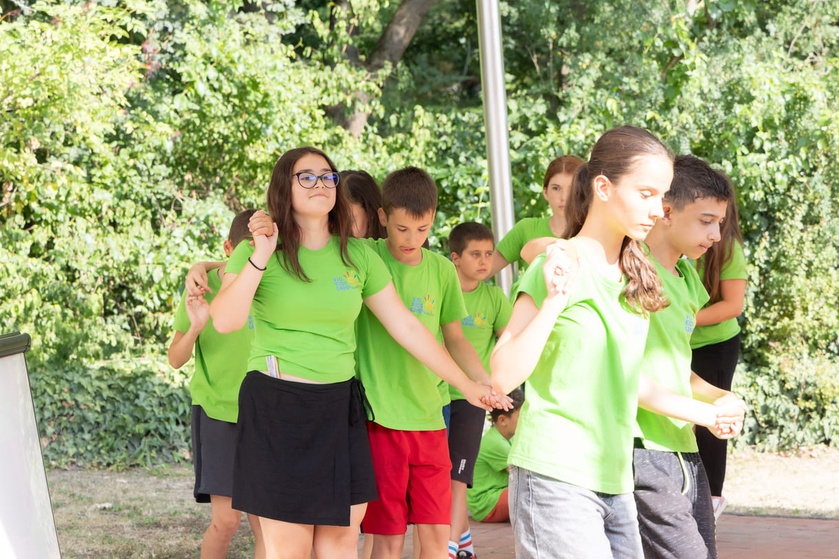 Camp-Kids zeigten u.a. Volkstänze aus ihren Heimatländern - und luden andere ein, mitzutanzen