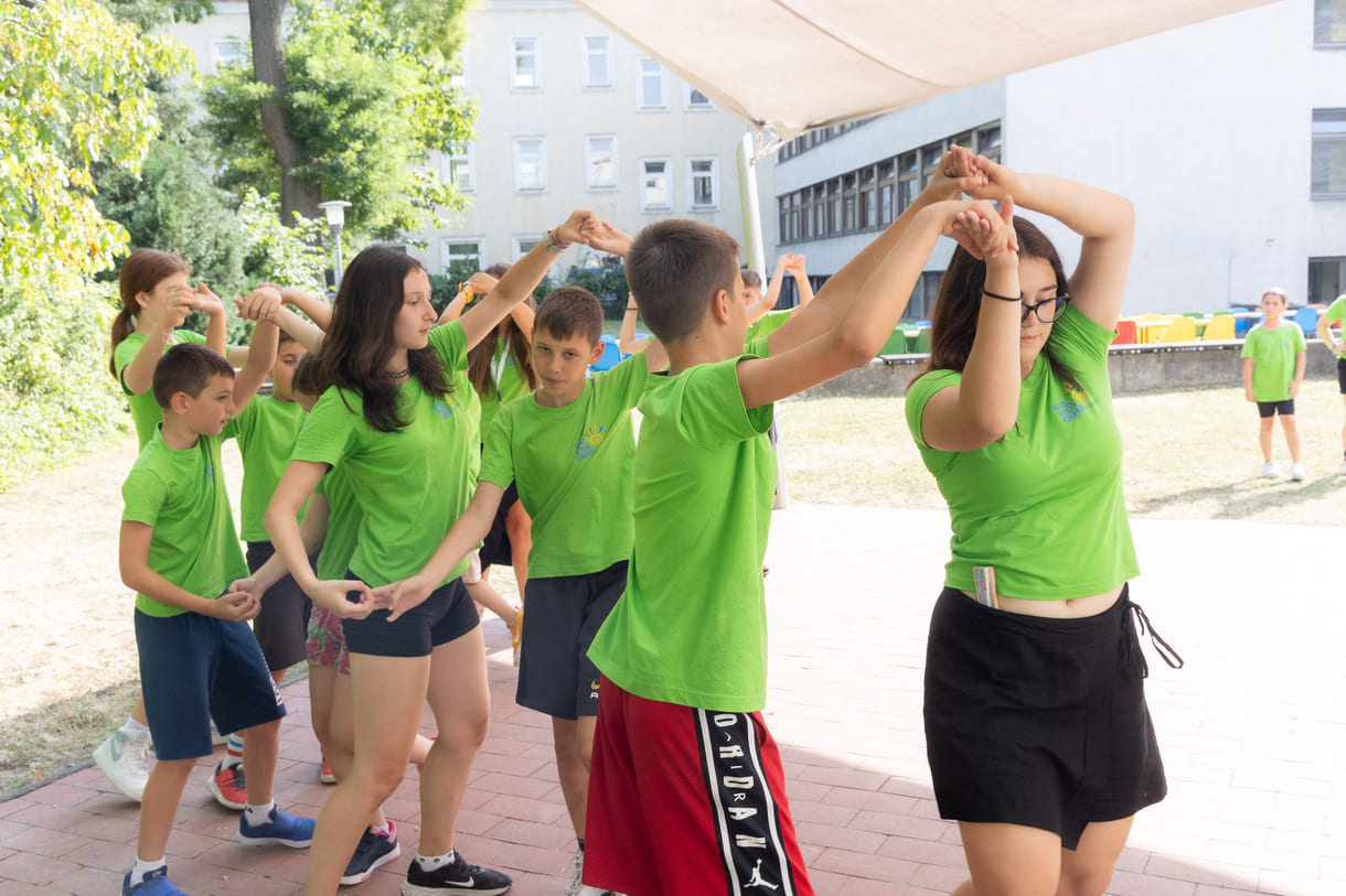 Camp-Kids zeigten u.a. Volkstänze aus ihren Heimatländern - und luden andere ein, mitzutanzen