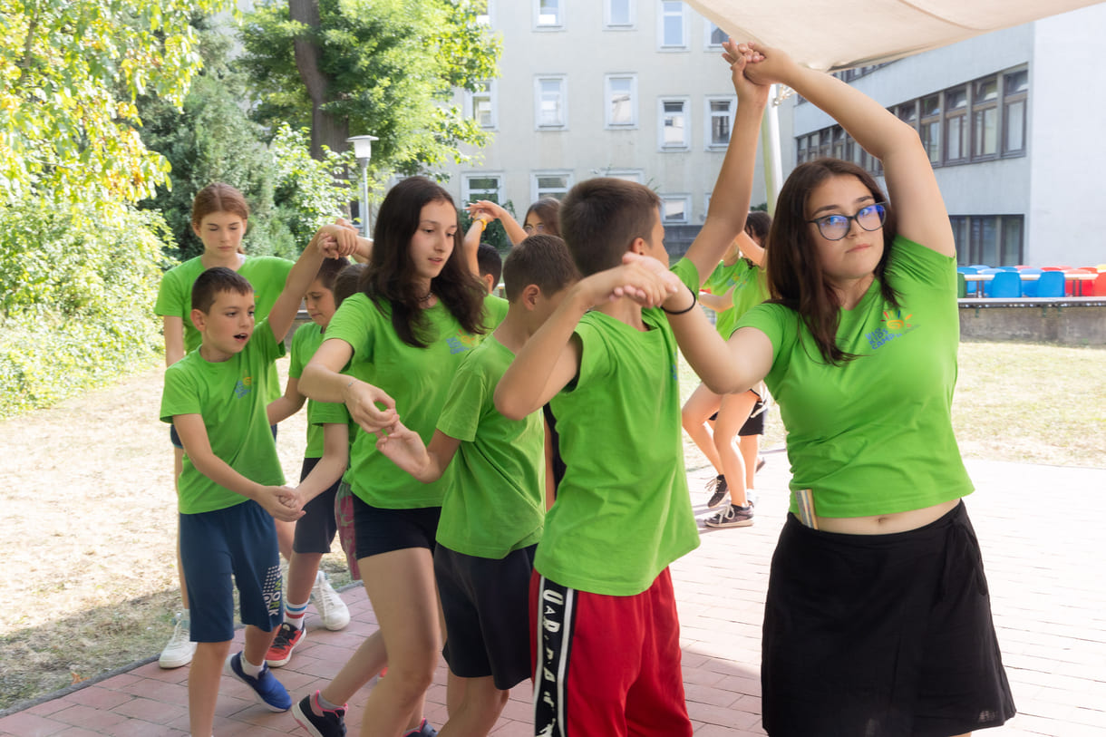 Camp-Kids zeigten u.a. Volkstänze aus ihren Heimatländern - und luden andere ein, mitzutanzen