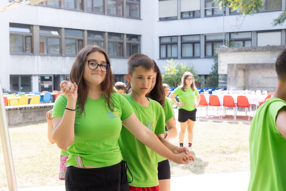 Camp-Kids zeigten u.a. Volkstänze aus ihren Heimatländern - und luden andere ein, mitzutanzen