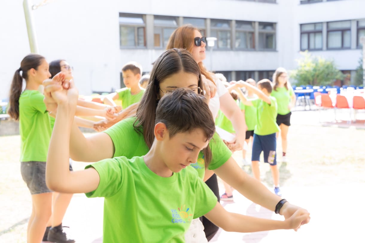 Camp-Kids zeigten u.a. Volkstänze aus ihren Heimatländern - und luden andere ein, mitzutanzen