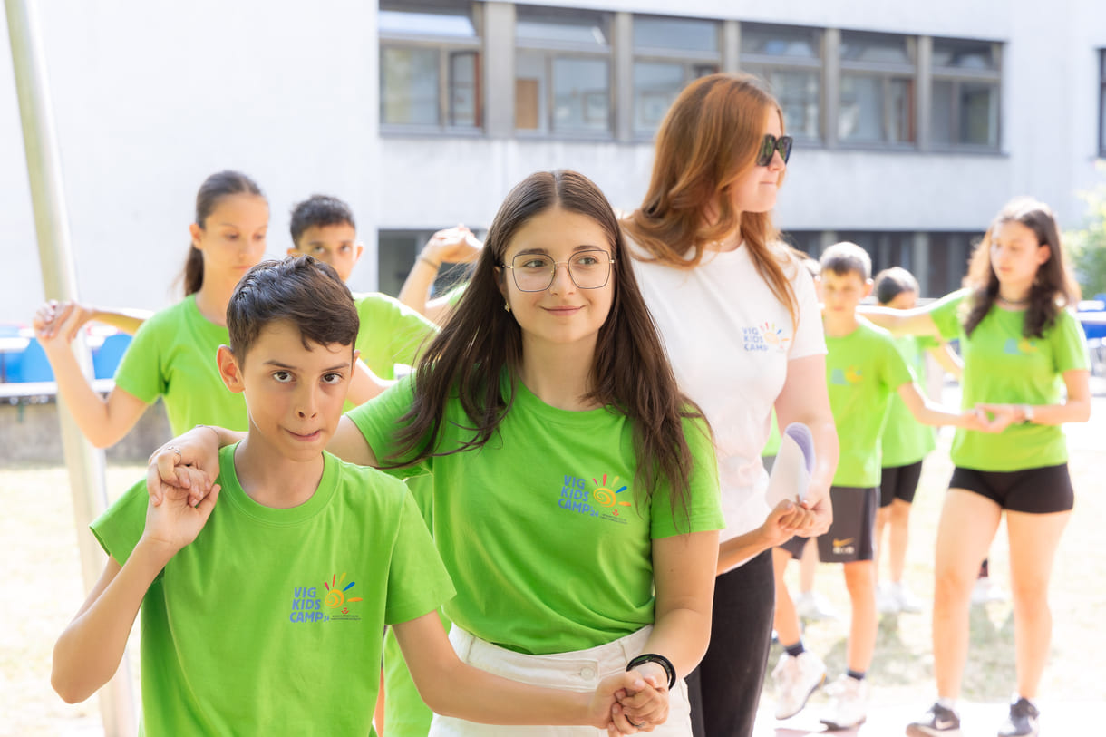 Camp-Kids zeigten u.a. Volkstänze aus ihren Heimatländern - und luden andere ein, mitzutanzen