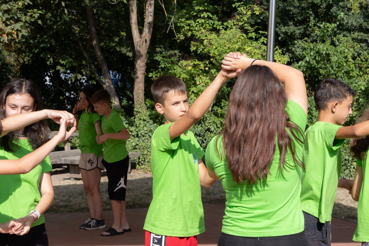 Camp-Kids zeigten u.a. Volkstänze aus ihren Heimatländern - und luden andere ein, mitzutanzen