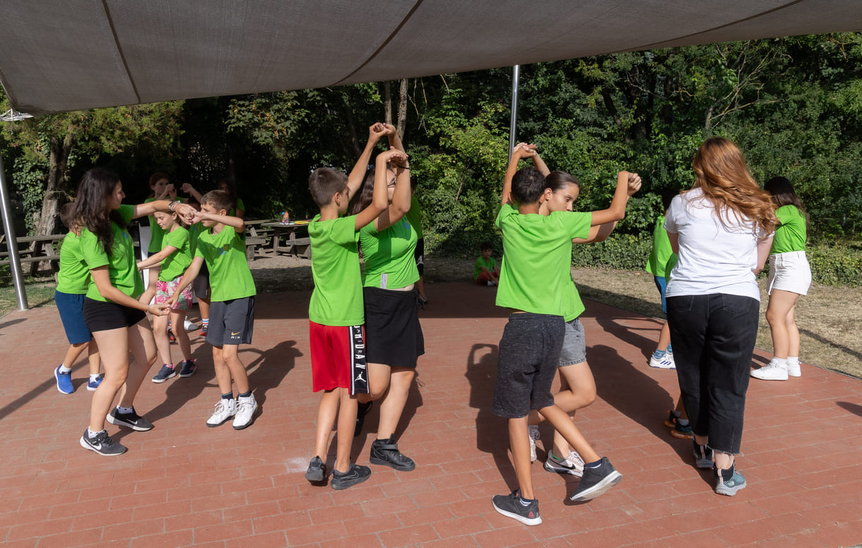 Camp-Kids zeigten u.a. Volkstänze aus ihren Heimatländern - und luden andere ein, mitzutanzen