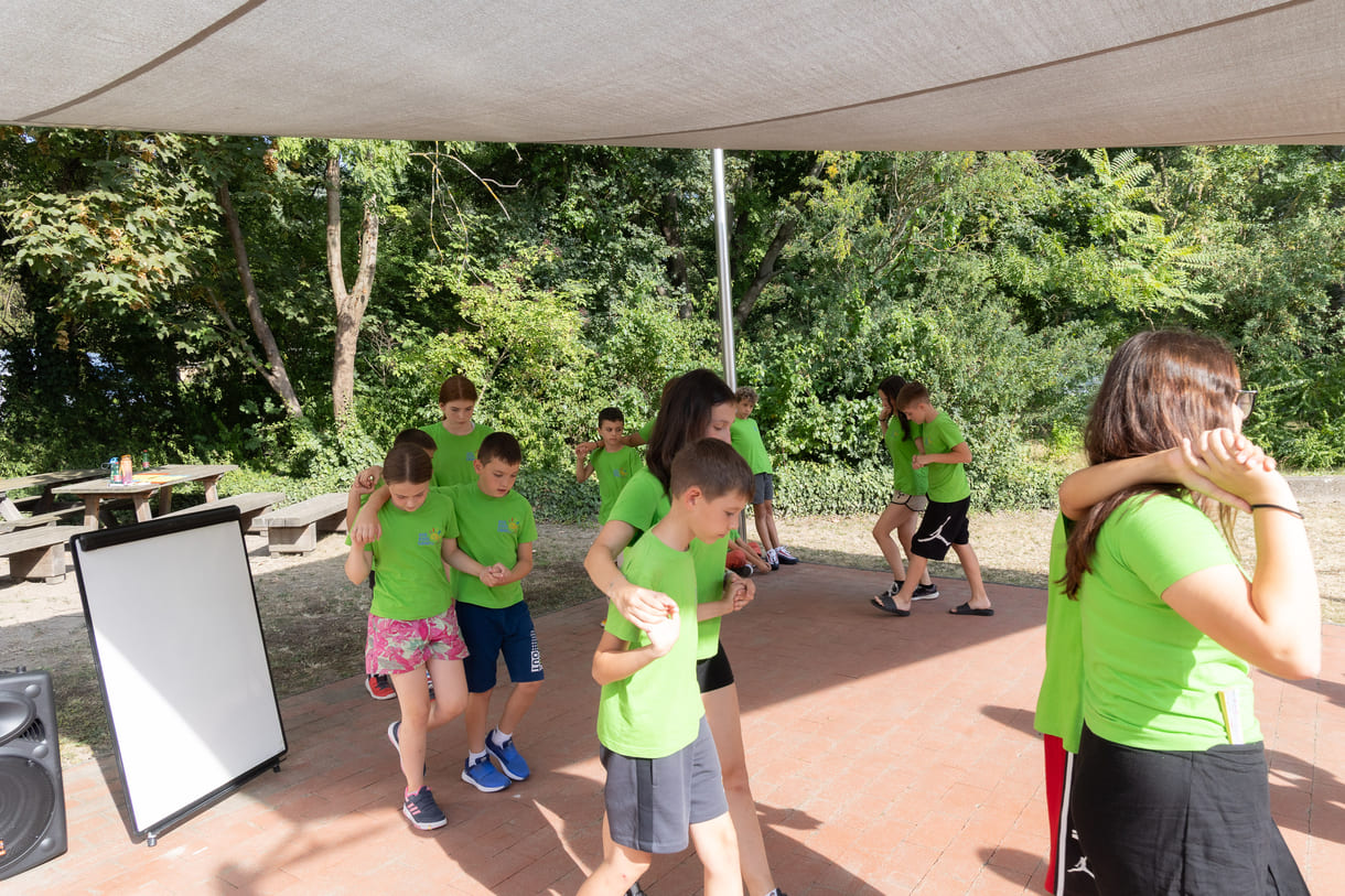 Camp-Kids zeigten u.a. Volkstänze aus ihren Heimatländern - und luden andere ein, mitzutanzen