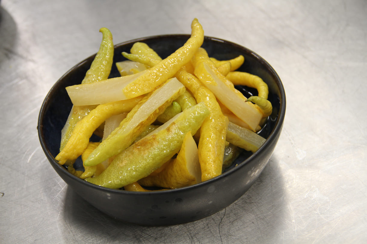 Geschnitten Buddhas Hände, eine spezielle Zitrusfrucht