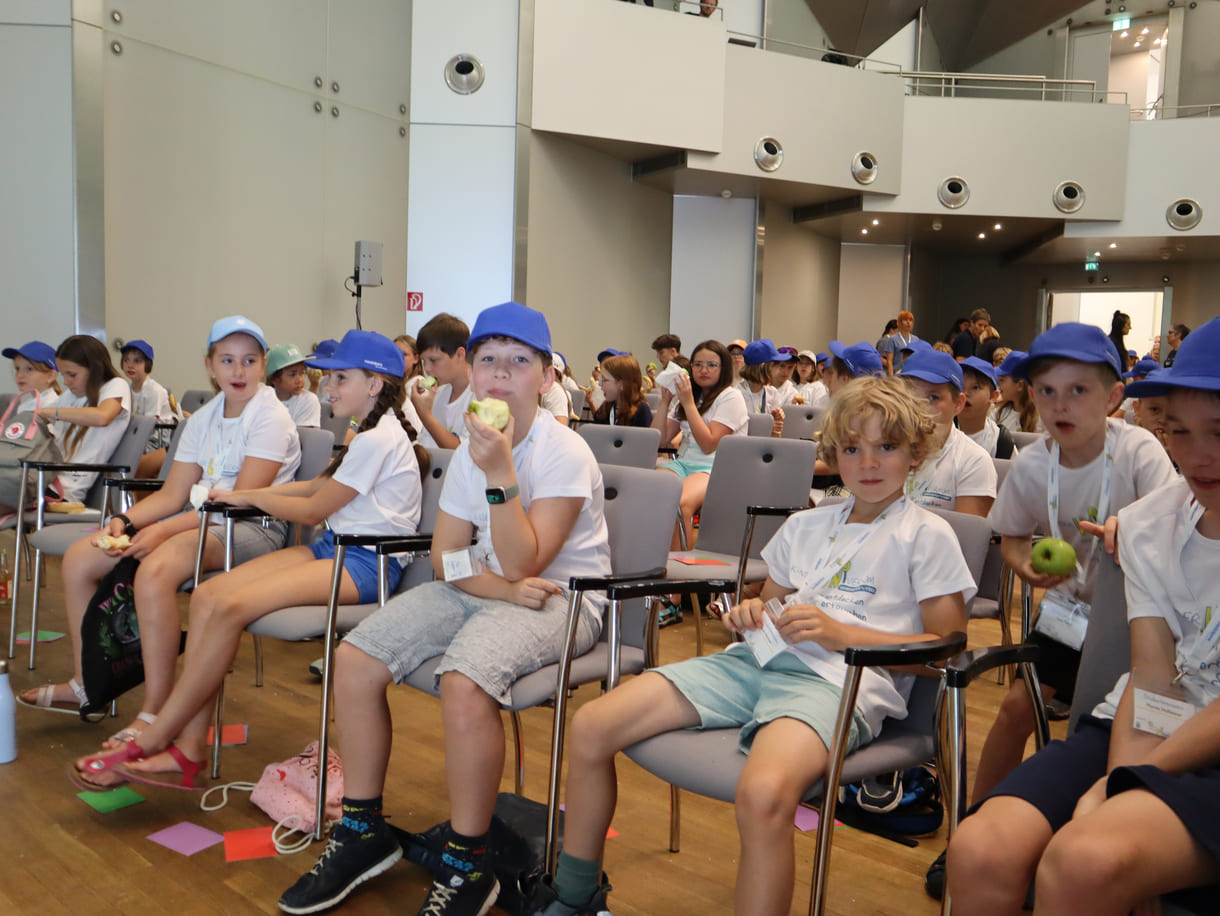 Kristall-Saal voller neugieriger, wiessbegieriger Kinder
