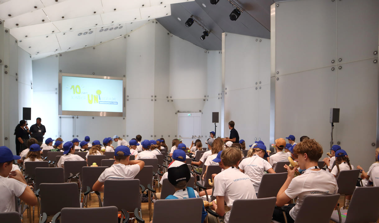 Kristall-Saal voller neugieriger, wiessbegieriger Kinder