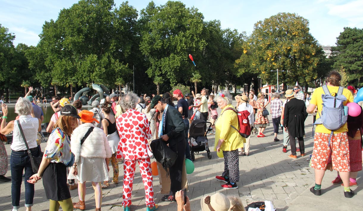 Gesang, Tanz und Lachen auf dem Karlsplatz