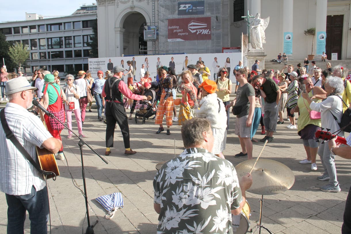 Gesang, Tanz und Lachen auf dem Karlsplatz