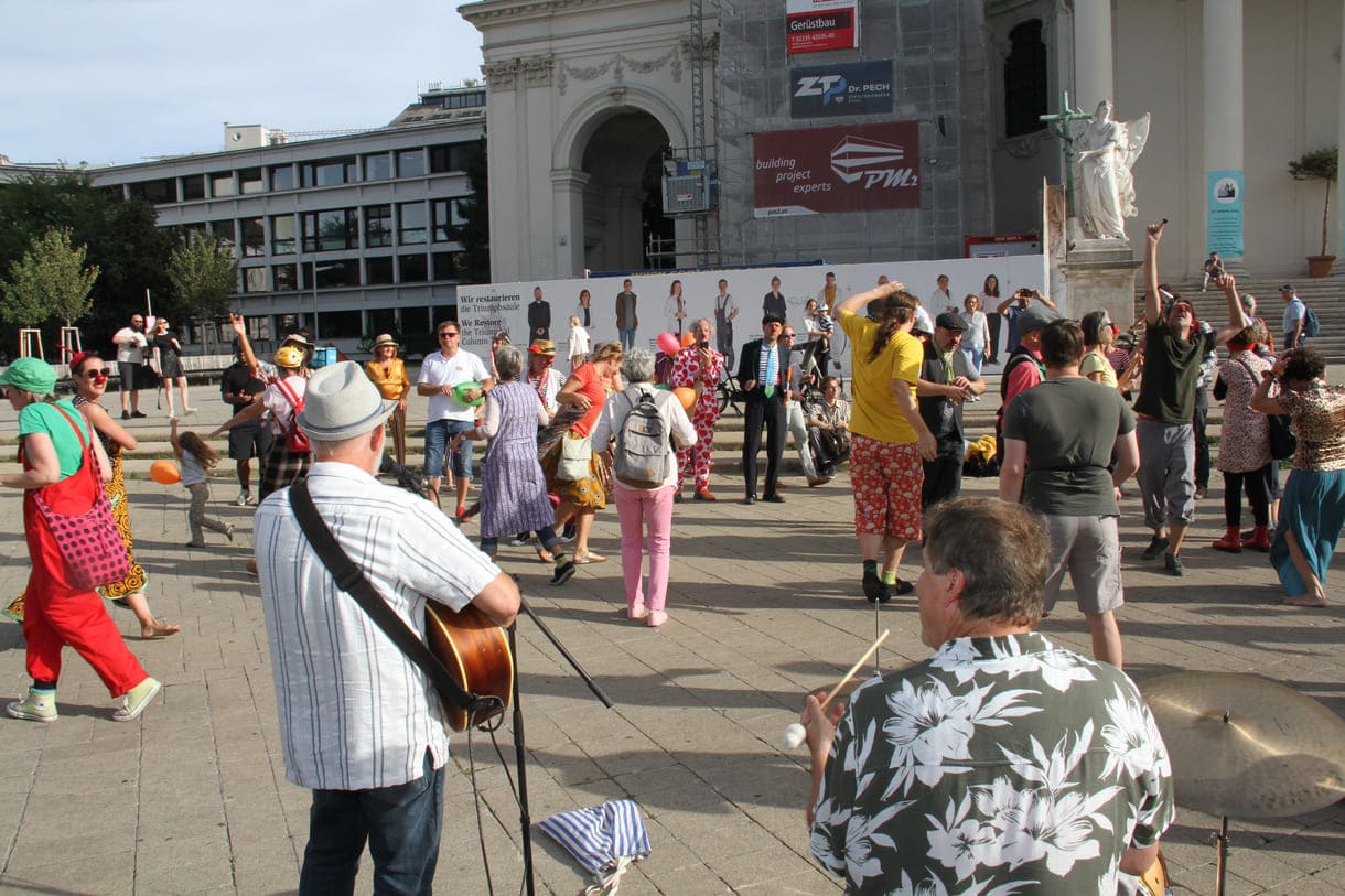 Gesang, Tanz und Lachen auf dem Karlsplatz