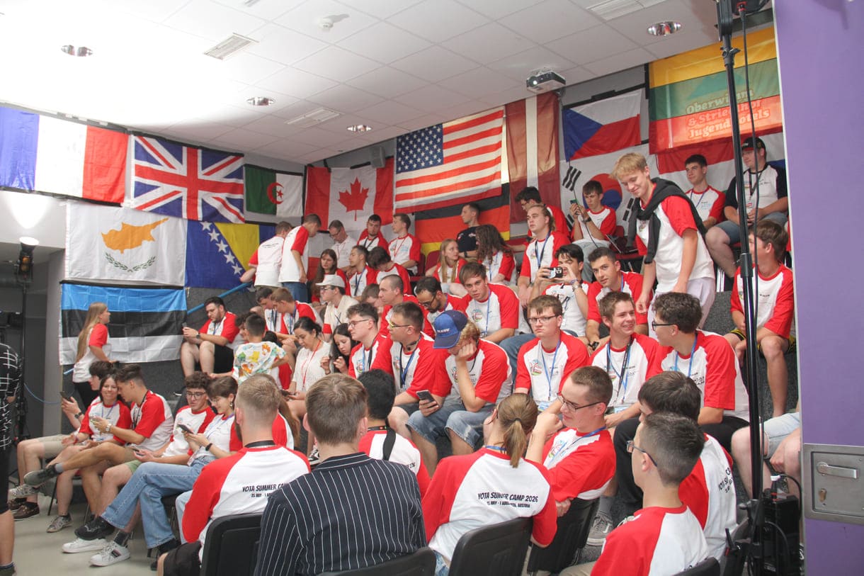 Das volle Forum - (fast) alle in den YOTA-Camp-Shirts