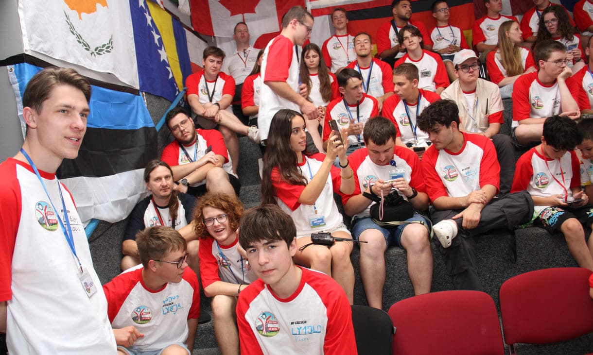 Das volle Forum - (fast) alle in den YOTA-Camp-Shirts