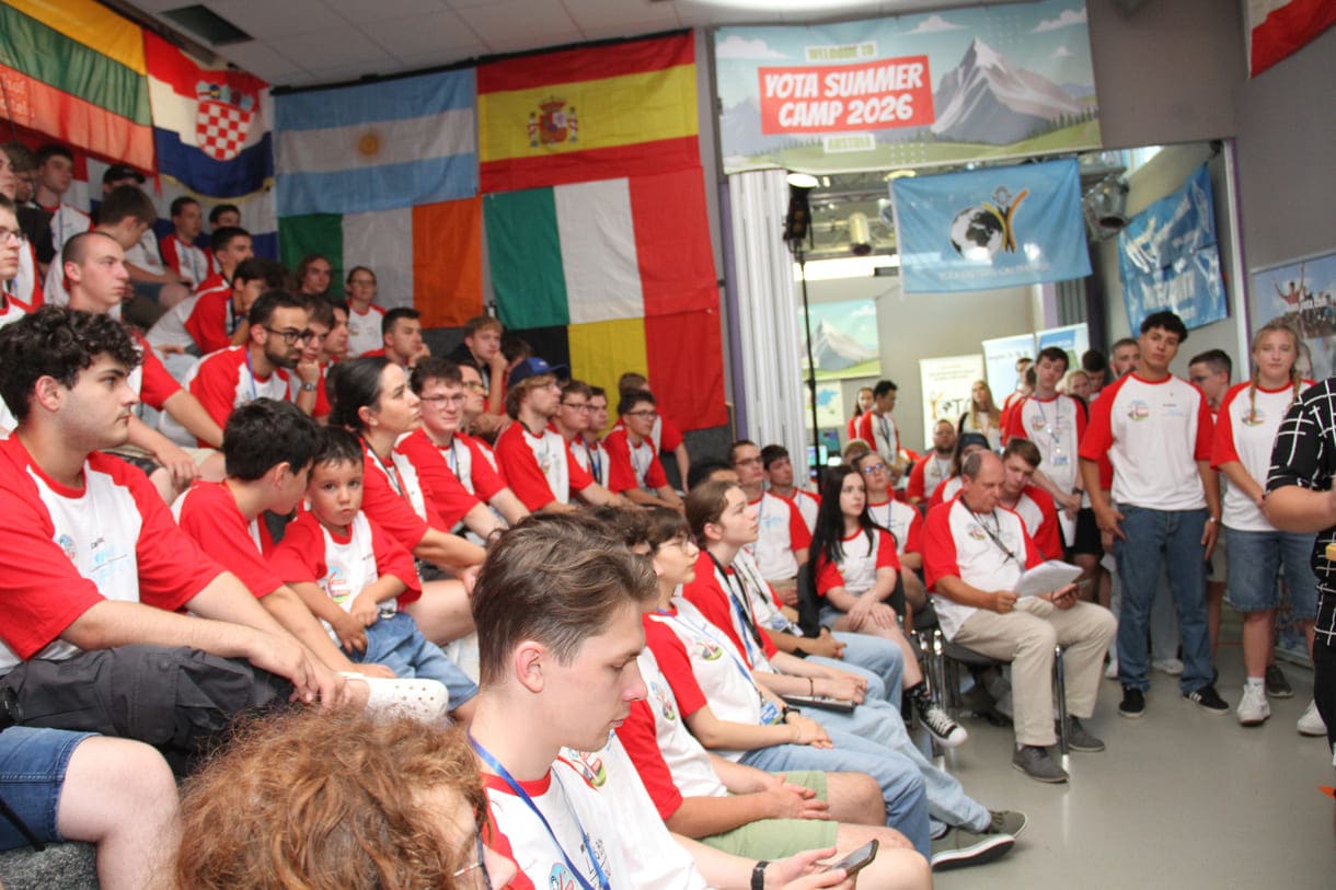 Das volle Forum - (fast) alle in den YOTA-Camp-Shirts