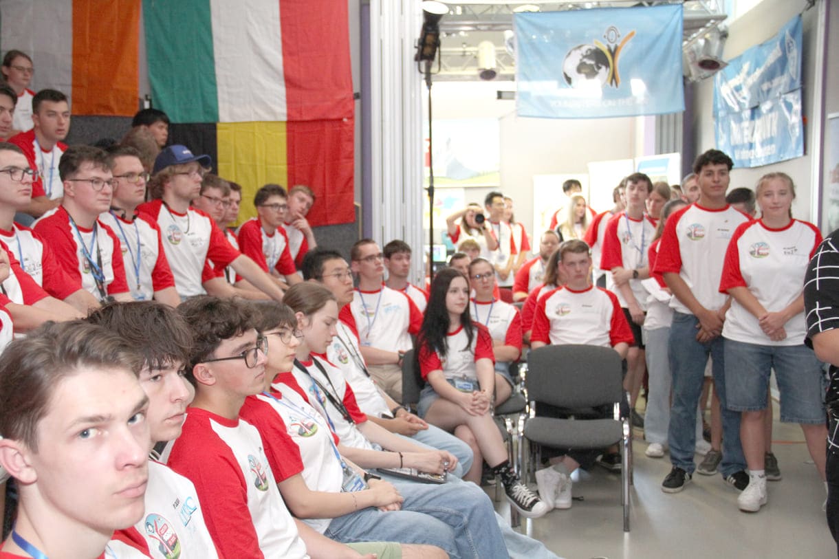 Das volle Forum - (fast) alle in den YOTA-Camp-Shirts