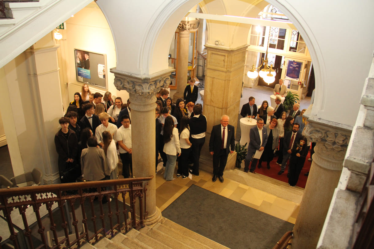 Das Foyer der Schule füllt sich
