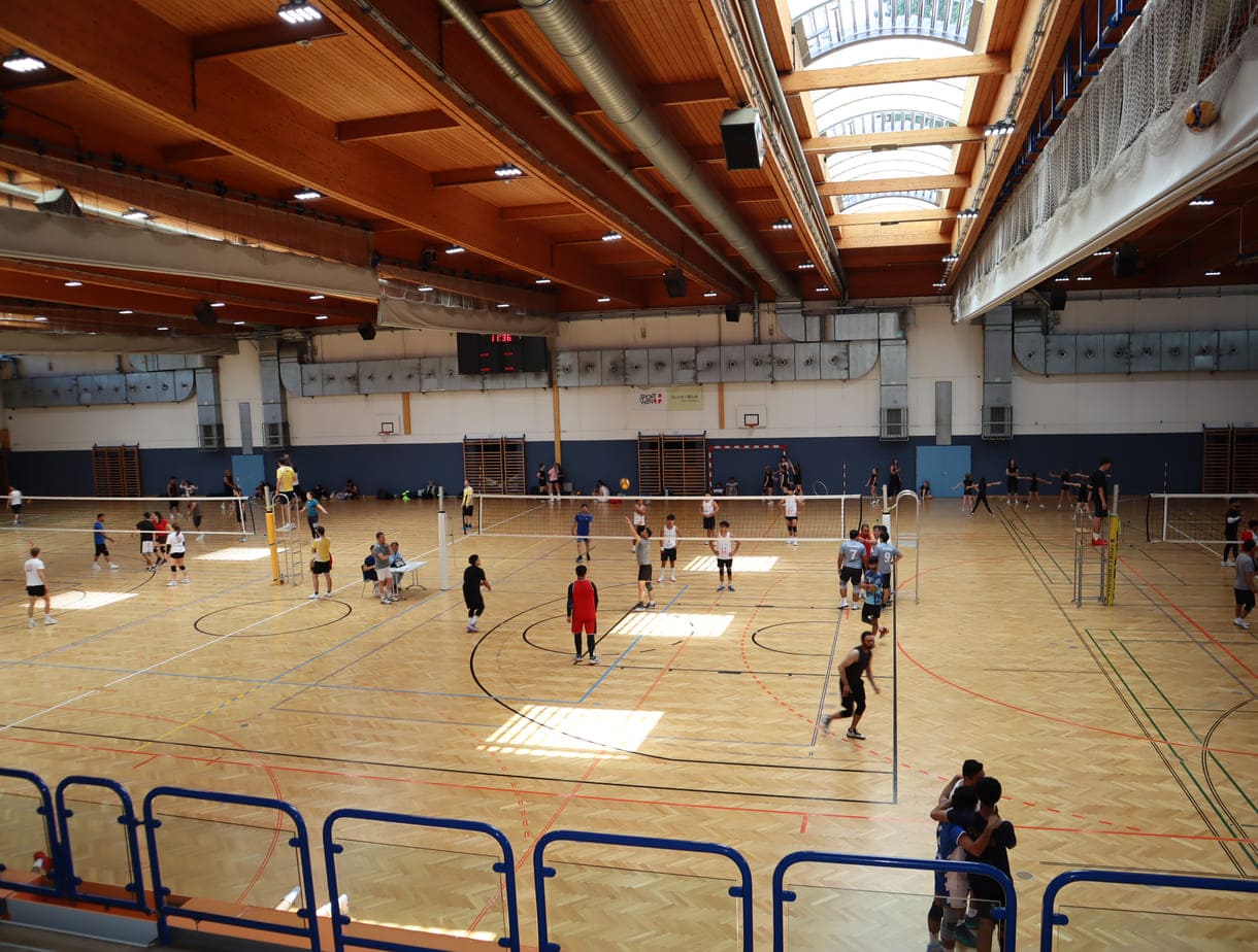 Gleichzeitig viele Volleyball-Spiele in der Halle